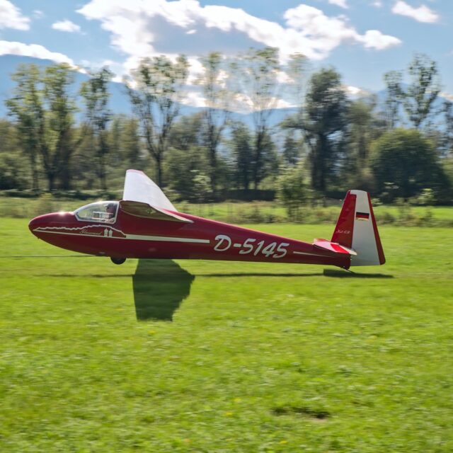 Die Ka6 behauptet sich immer wieder mit ihren ruhigen Eigenschaften gegen die Kunststofffraktion. 🛫

.

.
#segelflugzeug#segelfliegen#ka6#ka6cr #plane#alexanderschleicherflugzeugbau#sgbenediktbeuern #windenstart#soobock #rot#nature #benediktenwand #benediktbeuern#takeoff#voralpenland #alpen#bavaria#bayern