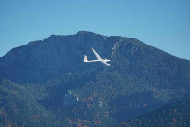 DG1001 vor der Benediktenwand, auf ihren letzten Flügen in dieser Saison ⛰📸

#segelfliegen#gliding#dg1001s#dgflugzeugbau #benediktenwand#flying#aviationphotography #herbst#autumn#sgbenediktbeuern #benediktbeuern#plane#soobock