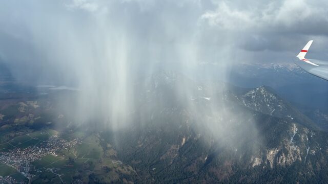 Schneegestöber statt Frühlingsschauer! ❄️
Gestern haben unsere Piloten mal wieder bewiesen, dass bayerisches Wetter keine Ausreden kennt. 
Die Vorhersage versprach Schauer. 
Rausgekommen sind echte Schneeschauer, die den Endanflug von Ohlstadt aus nochmal richtig spannend gemacht haben. 
Zoltan und Marco haben sich davon nicht beirren lassen und eine beeindruckende Route gezogen: durch die bayerischen Alpen, am Kaisergebirge entlang, tief ins Pinzgau und über die Inntal-Nordkette sicher wieder nach Ohlstadt.
Slalom zwischen den Flocken auf 2800 Metern? In der ASW 28-18 kein Problem. 😄
Schön zu sehen, wie Teamgeist und Leidenschaft fürs Fliegen zusammenkommen. 

#gliding #teamflug #alpen #ohlstadt #asw28